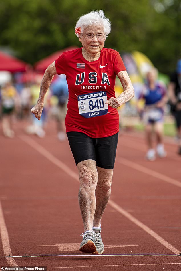 O bunicuță de 103 ani a câștigat primul loc la un maraton de alergat! Video
