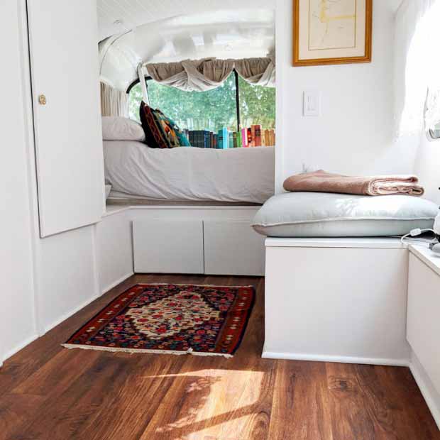 O femeie a cumpărat un autobuz vechi şi l-a transformat într-o locuinţă de vis
