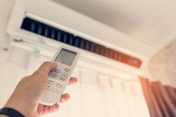 Când e prea cald în încăpere pornești aparatul de aer condiționat? Iată ce efecte negative are acesta asupra sănătății tale