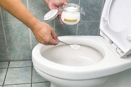 4 soluții naturale împotriva calcarului de pe toaletă