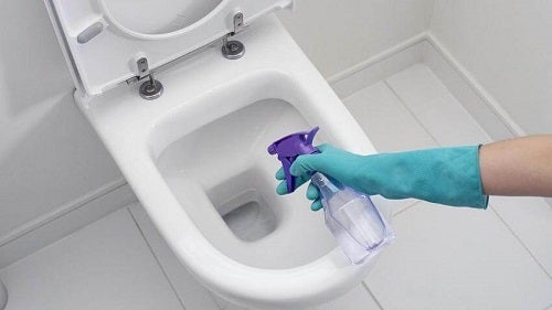4 soluții naturale împotriva calcarului de pe toaletă