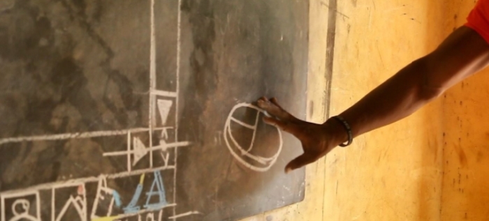Microsoft a donat mai multe calculatoare unei școli africane, unde profesorul desena Word-ul cu creta pe tablă!