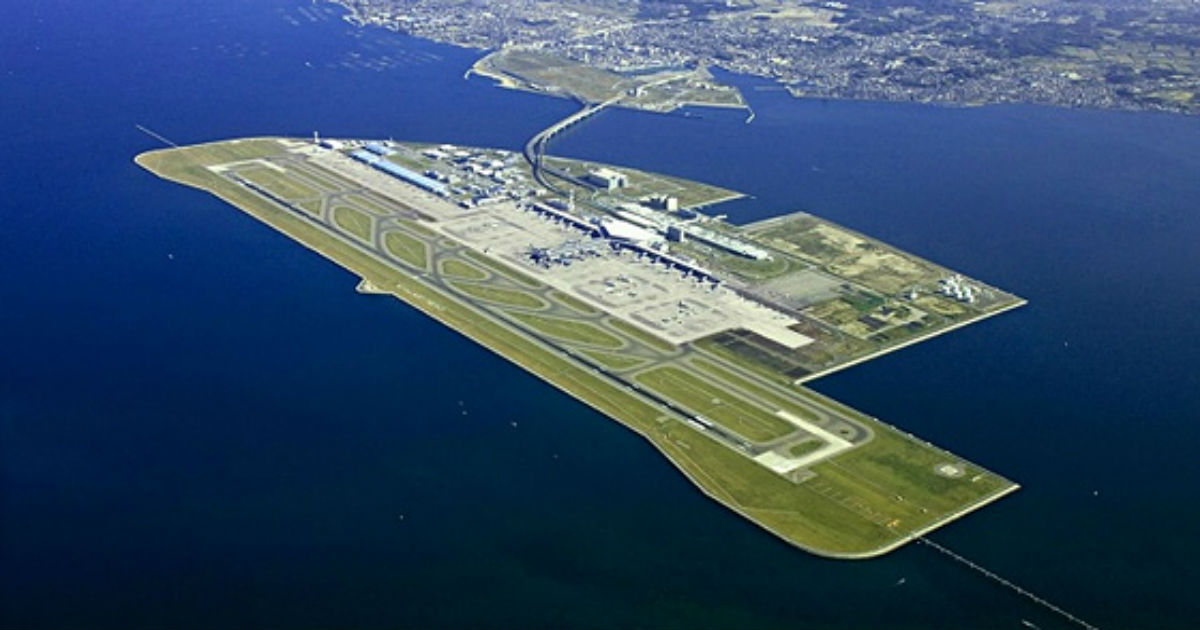 Acest aeroport este situat pe o insulă artificială și este considerat o minune a ingineriei moderne!