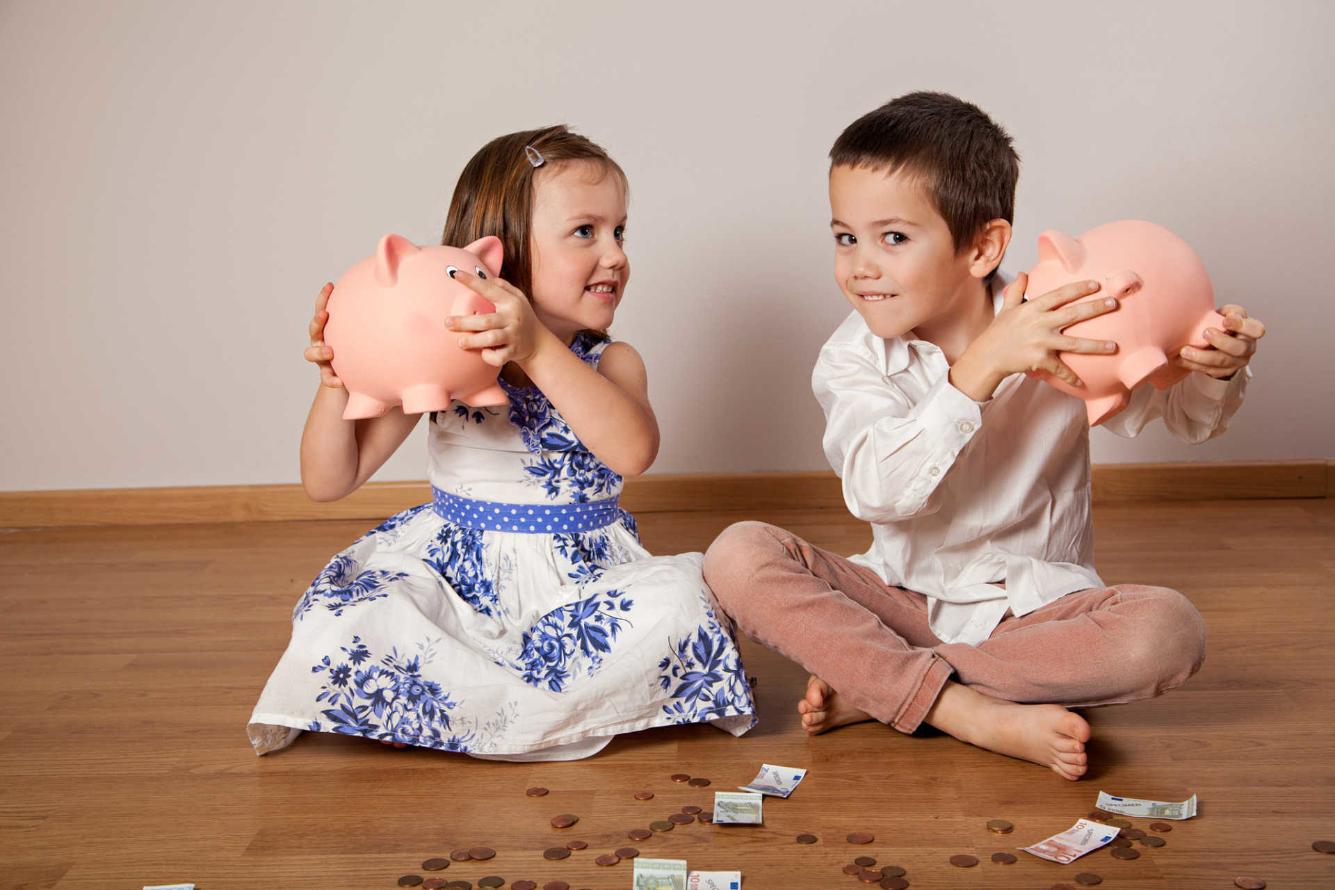 Să dăm sau nu bani copilului? 5 sfaturi de la Adrian Asoltanie, trainer financiar