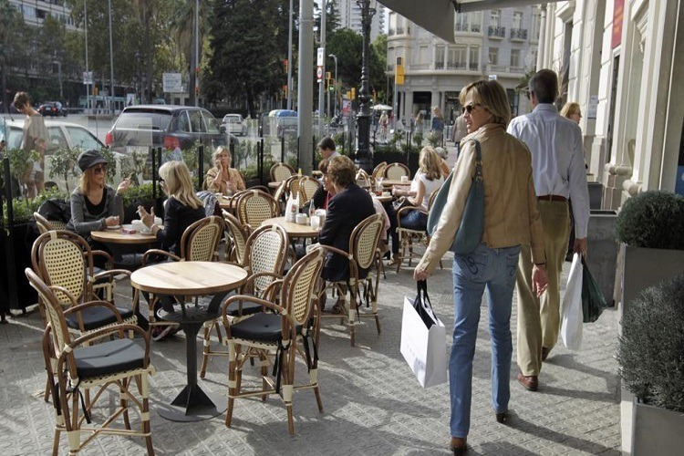 Orașul european preferat de milioane de turiști va interzice fumatul pe terasele restaurantelor
