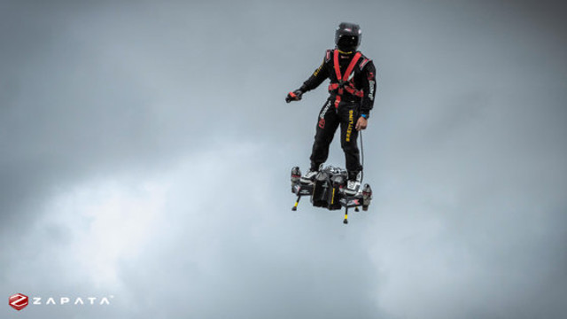 VIDEO/Francezul zburător, Franky Zapata, a reuşit să traverseze Canalul Mânecii pe flyboard