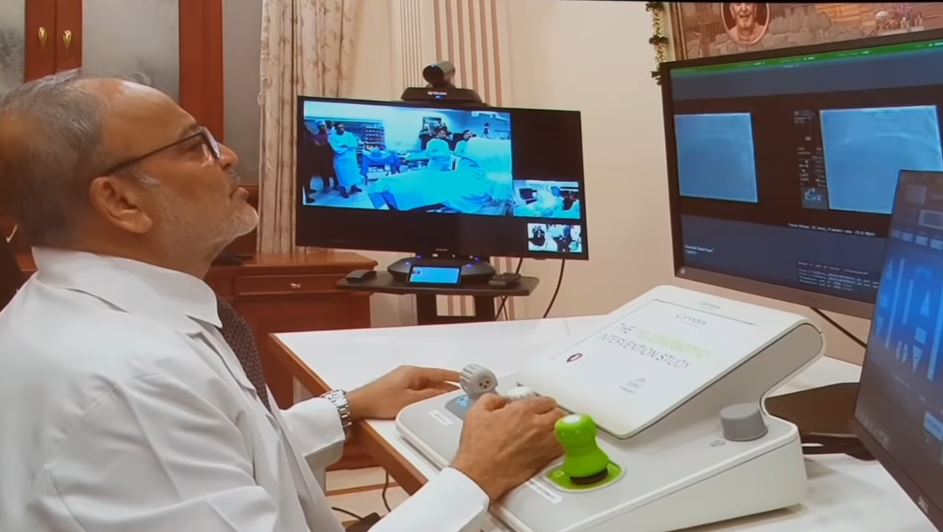 Premieră mondială: un pacient a fost operat pe cord cu un robot, de către medicul chirurg aflat într-un alt spital