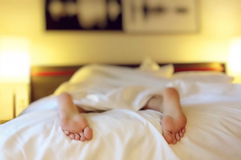 Pozițiile ideale pentru un somn odihnitor și un ten perfect dimineața