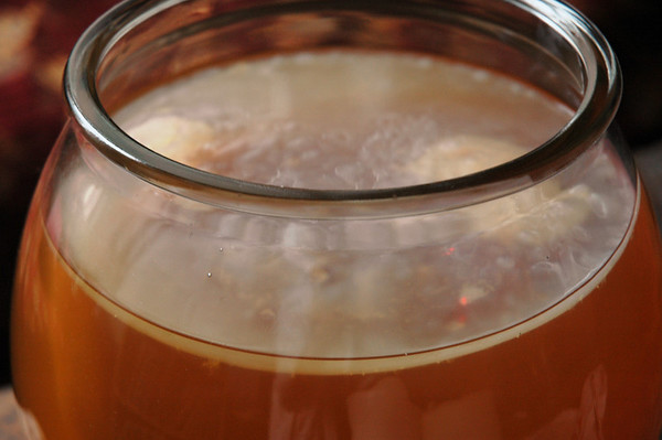 Kombucha – Ciuperca din borcanul cu ceai. Ce beneficii însoțește băutura magică