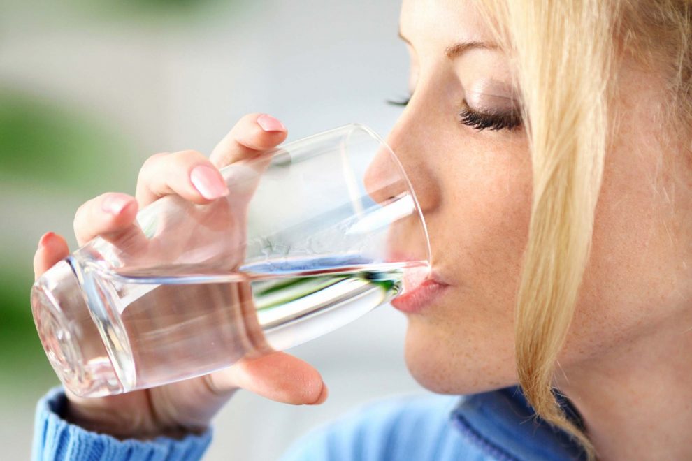 Avertismentul nutriţioniştilor: De ce NU e bine să bei apă în timp ce mănânci