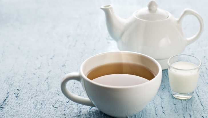 Motivul pentru care este bine să bei ceaiul cu lapte