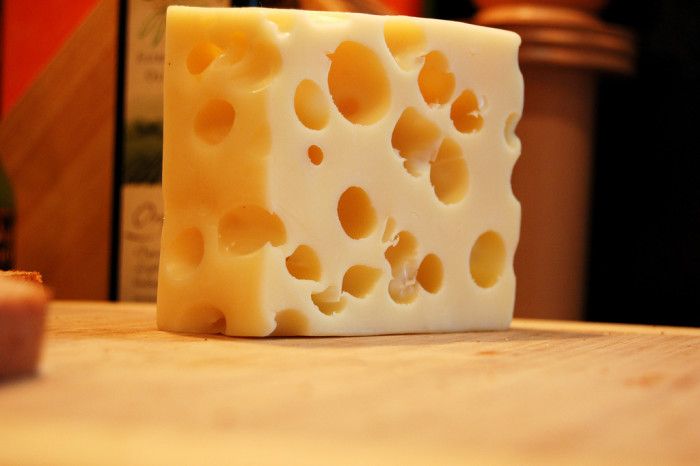 De ce are brânza găuri? MISTERUL a fost elucidat de elveţieni