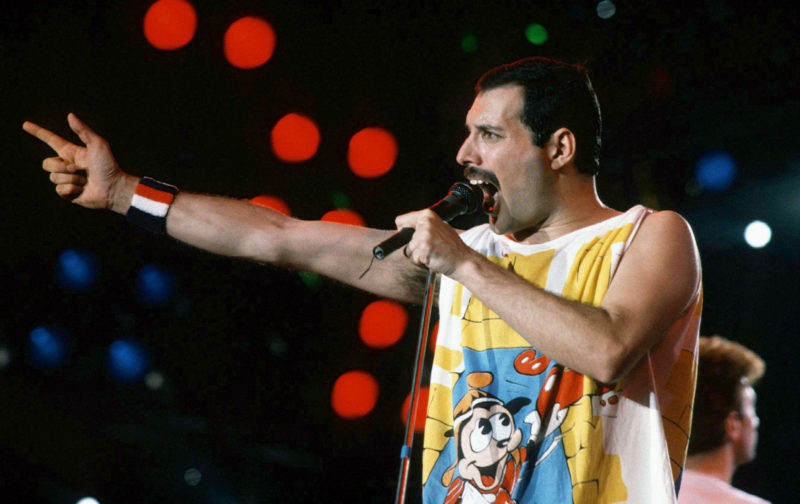 Deși a murit în urmă cu 28 de ani, Freddie Mercury continuă să trimită cadouri de Crăciun prietenilor