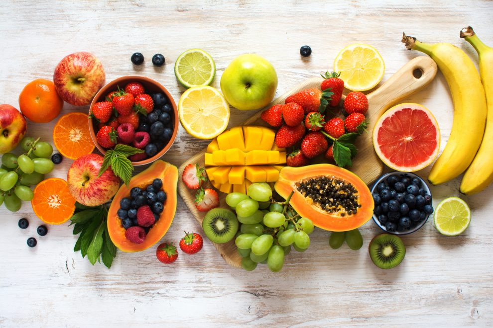 Avertismentul medicului: Ce RIȘTI dacă mănânci prea multe fructe