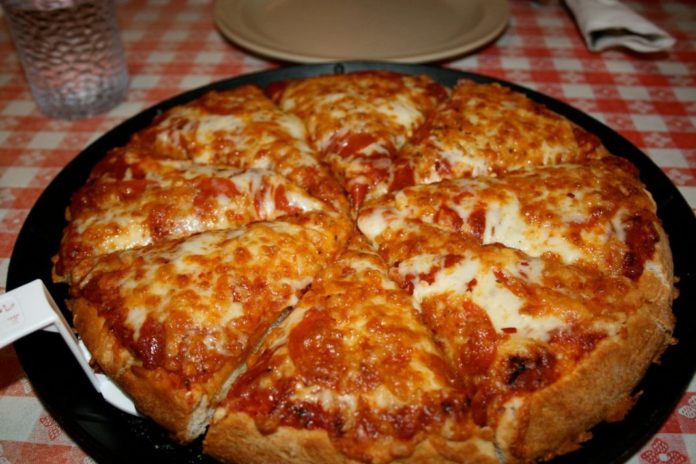 Salvați imediat rețeta – Pizza la tigaie, gata în mai puțin de 15 minute