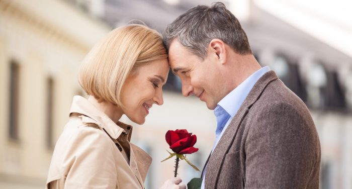 10 motive ca să iubești un bărbat mai în vârstă decât tine