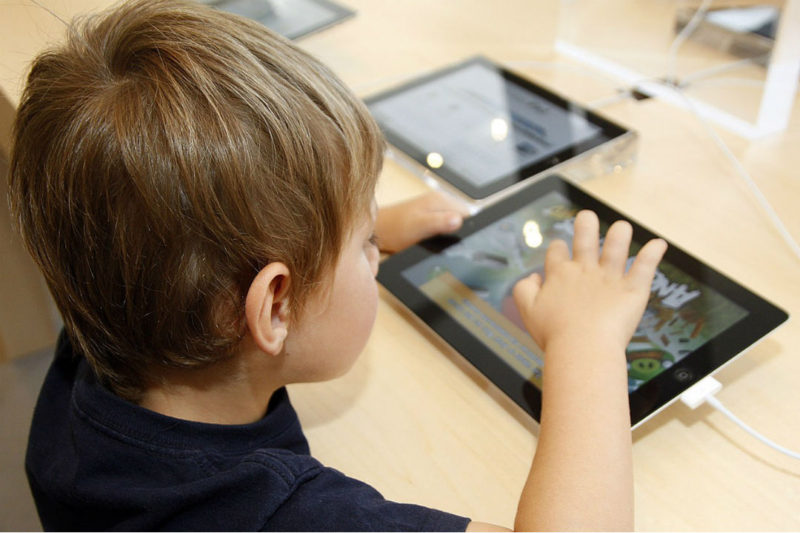 Autismul virtual: termenul pe care părinții care își lasă copiii cu orele pe telefon trebuie să îl afle