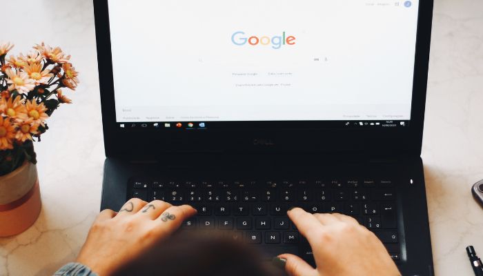 Cum să cauți corect și eficient pe Google (5 sfaturi de bază)