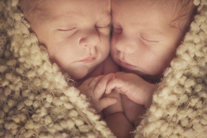 Amy și Kate: gemenele născute la 87 de zile distanță