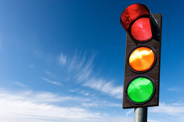 De ce sunt culorile semaforului roșu, galben și verde și cum au fost alese