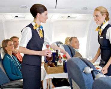 De ce e mai bine sa intri ultimul in avion? 6 trucuri utile de la stewardese.