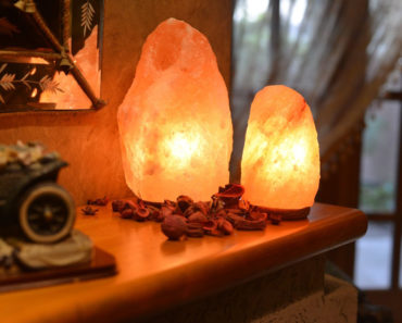 Lămpile din sare roz de Himalaya. IATĂ ce se întâmplă atunci când aprinzi o astfel de lampă în casa ta!