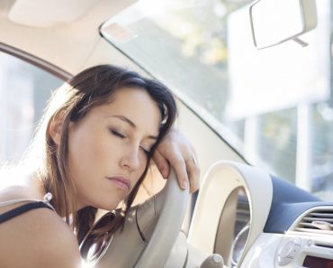 10 trucuri care te ajută să nu adormi la volan