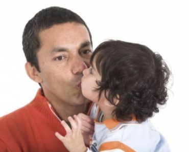 Ce pareri aveti despre mamicile care isi pupa copiii pe buze? Uite ce spun specialistii