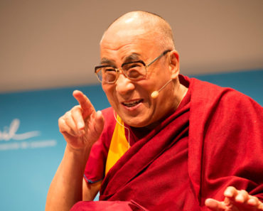 Cine sunt cei 10 HOTI DE ENERGIE? Dalai Lama ne invata cum sa ne protejam de furtul energetic