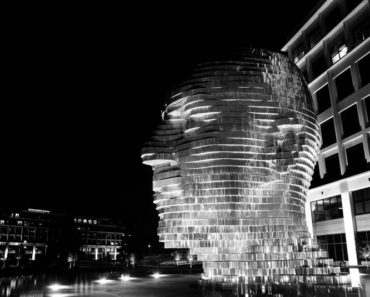 Sculptura – fantana arteziana Metalmorphosis a lui David Cerny