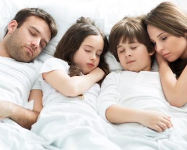 A dormi sau nu în același pat cu copilul tău?