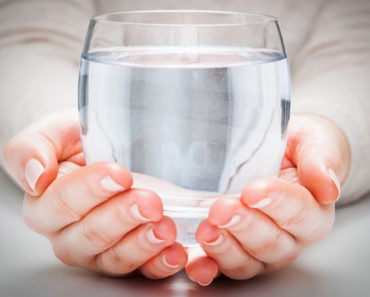 Paharul cu apă – o tehnică psihologică care te va ajuta să-ți îndeplinește adevăratele tale dorințe!