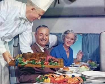 Uite-asa erau hraniti in avioane pasagerii cu 50 de ani in urma!