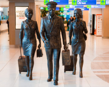 Aeroportul din Chișinău are un simbol propriu! Sculptura „Echipajul” a fost realizată de Veaceslav Jiglițchi (Foto)