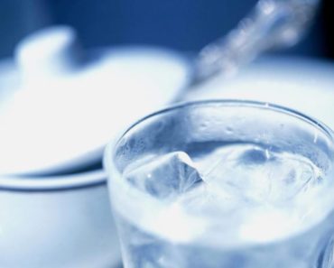 5 motive să nu bei apă rece, chiar dacă arşiţa de doboară