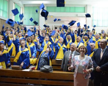 130 de pensionari au devenit absolvenţi la o universitate din România!
