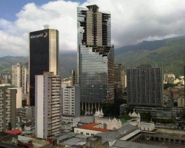 Turnul lui David din Venezuela: Un zgârie-nori ocupat de 5.000 de oameni săraci