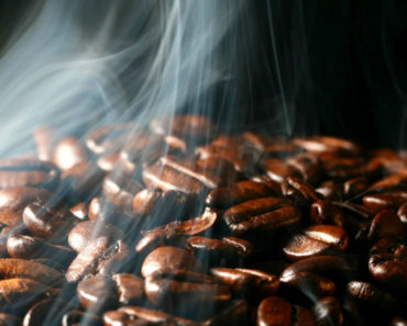 Specialiștii recomandă: Păstrează boabele de cafea în frigider și rezultatul te va surprinde!