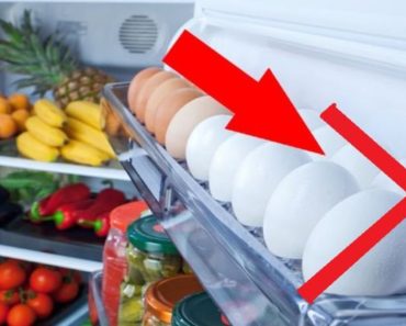 Află motivele pentru care nu ar trebui niciodată să ţii ouăle pe raftul de la uşa frigiderului!