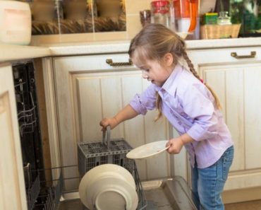 Ce treburi casnice poate face copilul tau, in functie de varsta