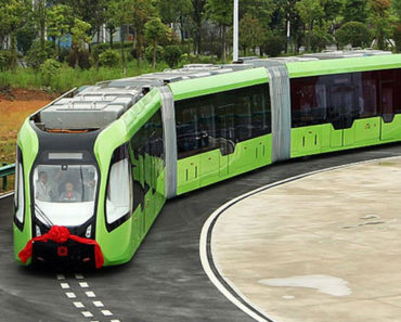 Pe străzile din China a apărut un tramvai modern, care nu are nevoie de șine!