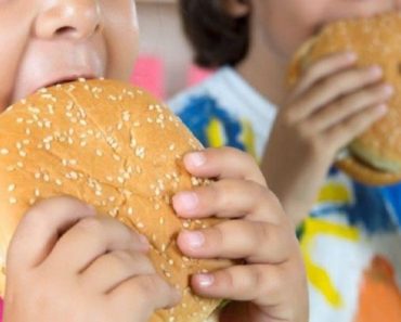 Studiu: 5 obiceiuri pe care mamele trebuie să le respecte pentru a reduce riscul de obezitate la copii