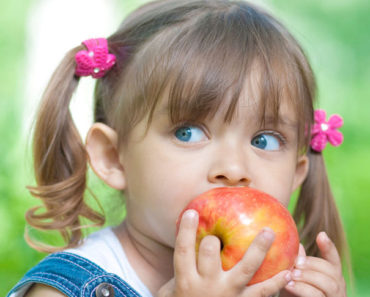 Cum să îți convingi copilul să mănânce legume și fructe
