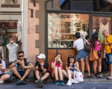 Orașul care interzice mâncatul în locurile publice și obligă turiștii să aleagă restaurantele