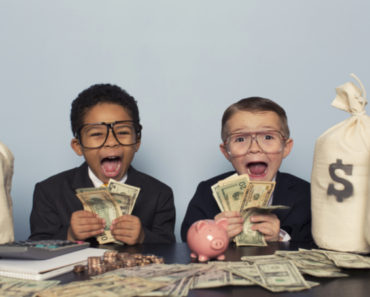 Cum să-i înveţi pe copiii tăi adevărata valoare a banilor