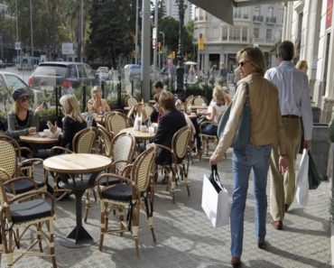 Orașul european preferat de milioane de turiști va interzice fumatul pe terasele restaurantelor