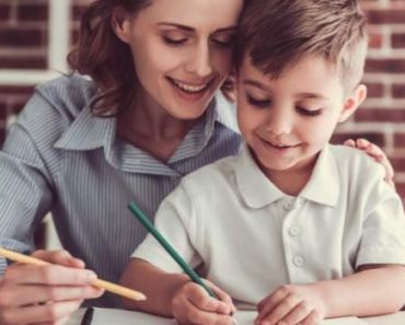 Cum îți ajuți copilul la teme într-un mod practic – 4 sfaturi utile pentru orice părinte