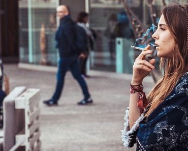 De ce femeile se lasă mai greu de fumat decât bărbații