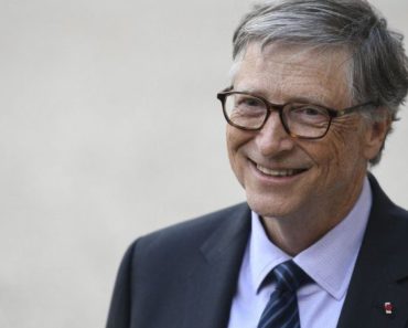 video | Al doilea cel mai bogat om din lume citește câte 150 de pagini pe zi. În călătoriile sale, Bill Gates poartă cu el 10-15 cărți