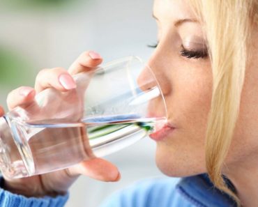 Avertismentul nutriţioniştilor: De ce NU e bine să bei apă în timp ce mănânci
